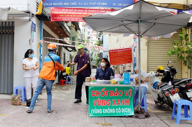   Người dân ở “vùng xanh” tại TP.HCM chỉ có 1 lối ra, 1 lối vào riêng biệt và chỉ đi chợ 1 lần/tuần theo khung giờ. Ảnh minh họa  