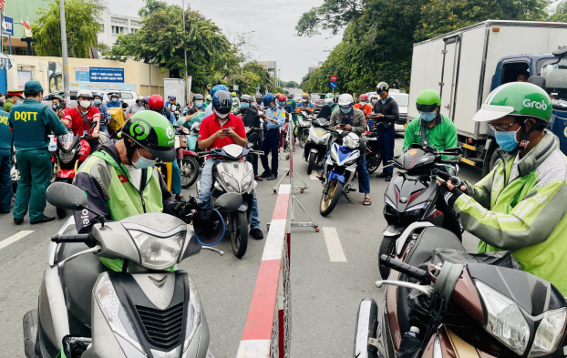Người dân thực hiện khai báo 'di biến động dân cư' tại các chốt kiểm soát khiến xảy ra tình trạng ùn ứ, kẹt xe.