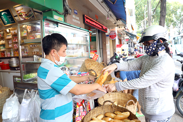 TP.HCM cho phép thêm các cơ sở sản xuất thực phẩm (như bánh mì, tàu hũ, bún, hủ tiếu... hoạt động trong thời gian giãn cách xã hội. Ảnh minh họa