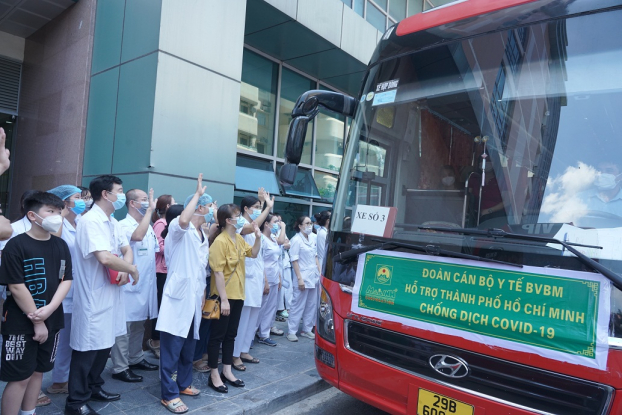   Gần 200 nhân viên y tế BV Bạch Mai tiếp tục lên đường chi viện cho TP.HCM  