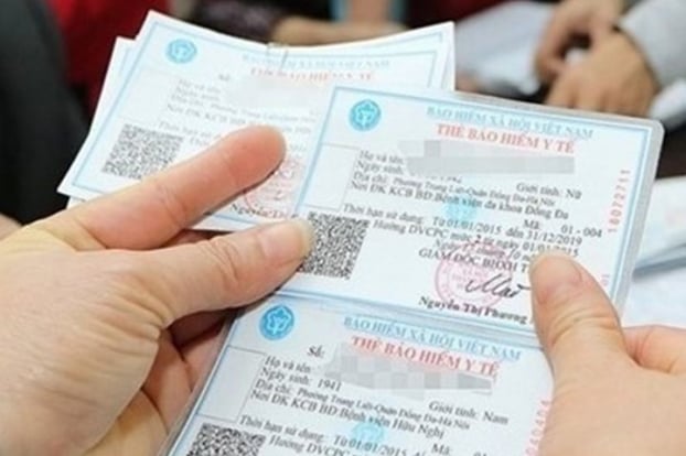Người dân khi muốn cấp lại, đổi thẻ BHYT theo mẫu mới thì có thể tới cơ quan BHXH huyện, tỉnh bất kỳ. Ảnh minh họa