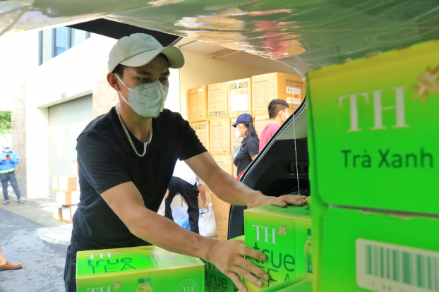   Sáng sớm, anh Hoàng Thế Mạnh (23 tuổi, TP.Thủ Đức) cùng hơn 10 tình nguyện viên tất bật vận chuyển hàng hóa lên xe để chở đến hơn 30 bệnh viện tuyến đầu ở các quận, huyện TP.Hồ Chí Minh.  