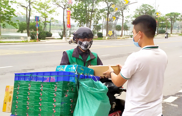   Tiếp xúc với người giao hàng quá gần, không sát khuẩn trước và sau tiếp xúc, nhận hàng rất dễ mắc COVID-19.  