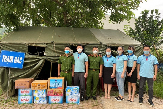   Các đoàn viên, thanh niên VietinBank Yên Bái trao tặng các phần quà cho các chốt kiểm dịch trên địa bàn TP. Yên Bái  