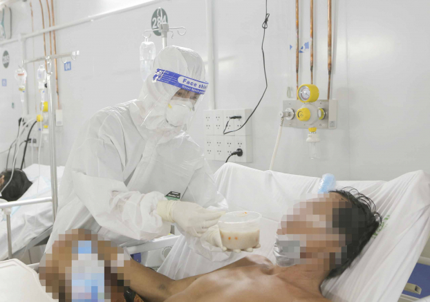 Hàng ngày anh chị phải chăm sóc người bệnh, vệ sinh răng miệng, cho bệnh nhân ăn, thực hiện thuốc, theo dõi sức khỏe bệnh nhân...