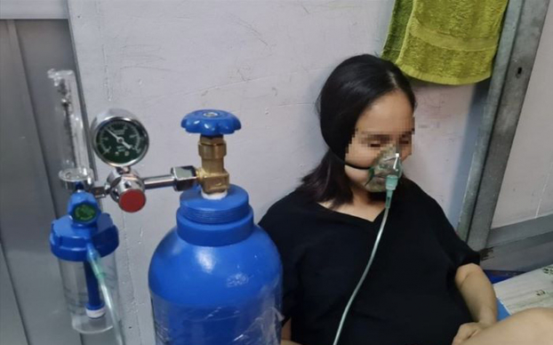   Sử dụng bình oxy y tế để cung cấp oxy cho người bệnh có vấn đề về hô hấp cần chú ý các nguyên tắc sử dụng để đảm bảo an toàn. Ảnh minh họa  