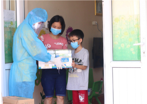   Các em nhỏ tại Trường Mầm non Vũ Thái (huyện Thuận Thành, tỉnh Bắc Ninh) nhận quà từ Vinamilk trong đợt hỗ trợ vào giữa tháng 5/2021  