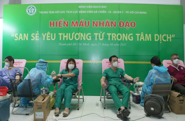   Nhân viên y tế BV Bạch Mai đang chống dịch tại TP.HCM tham gia hiến máu cứu người  