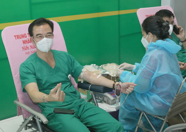   GS.TS Nguyễn Quang Tuấn - Giám đốc BV Bạch Mai, Giám đốc trung tâm Hồi sức tích cực người bệnh COVID-19, tham gia hiến máu  