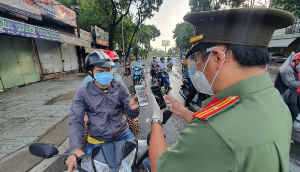   TP.HCM tiếp tục nới lỏng, thêm 3 nhóm người được đi ra đường.  