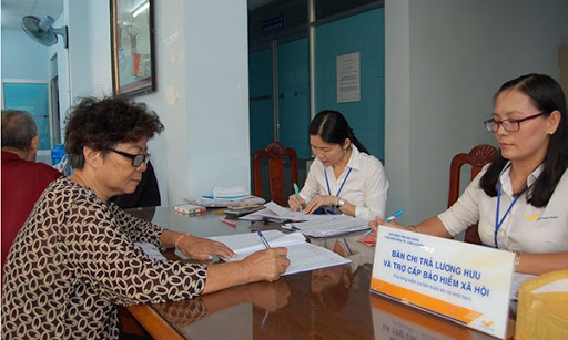   Người dân ở Hà Nội sẽ được nhận nhận gộp 2 tháng lương hưu, trợ cấp bảo hiểm xã hội (BHXH) vào kỳ lương tháng 9. Ảnh minh họa  