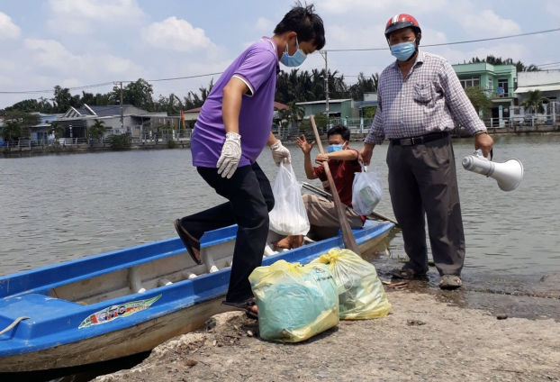   Bác sĩ Nhẫn (bên phải) cùng nhân viên trạm y tế đi tuyên truyền người dân phòng chống dịch. Ảnh minh họa  