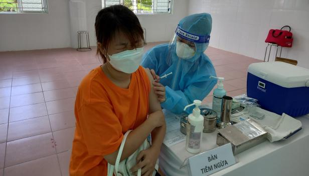   Việt Nam đang triển khai đẩy mạnh tiêm vắc-xin COVID-19.  