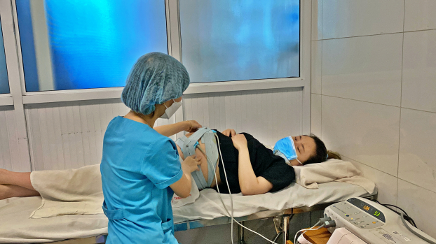   Thai phụ được khám sàng lọc và siêu âm thai trước khi tiêm vắc xin phòng COVID-19  
