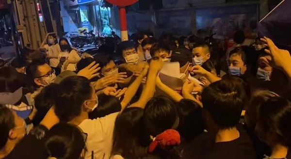   Có tình trạng chen lấn, tập trung đông người khi đi tiêm vắc xin phòng COVID-19 tại Hà Nội. Ảnh minh họa  