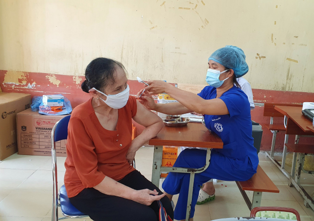   Nhân viên y tế BV Bạch Mai tiêm cho người dân tại điểm tiêm phường Phú Diễn, Quận Bắc Từ Liêm  