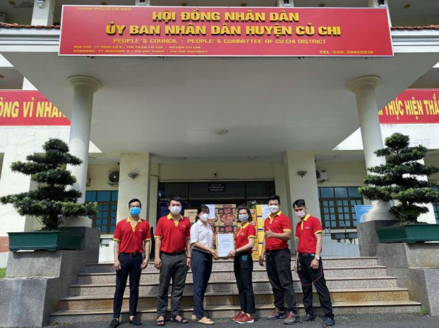   Chương trình _VinMart tiếp sức tuyến đầu chống dịch_ trao tặng vật tư y tế, nhu yếu phẩm đến 312 xã_phường_thị trấn tại Tp. Hồ Chí Minh  