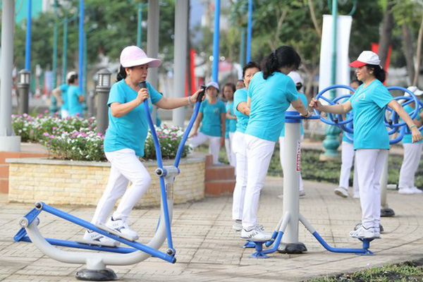  Người dân vùng xanh có thể tập thể dục ở công viên khu dân cư nếu an toàn.  