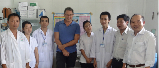   GS Huỳnh Đình Chiến (ngoài cùng bên phải) cùng nhóm nghiên cứu tại Trung tâm y tế huyện Hướng Hóa (Quảng Trị) trong chuyến nghiên cứu khảo sát đầu năm 2019  