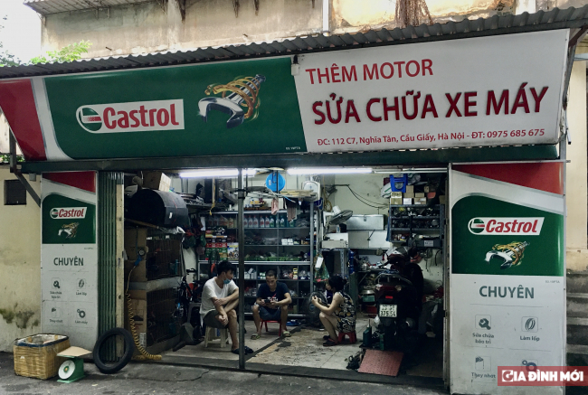   Các cửa hàng sửa xe nhỏ đã mở cửa nhưng ít khách. Chủ cửa hàng sửa xe ở phố Nghĩa Tân cho biết khách rất ít, hầu như chỉ có khách quen ở gần mang xe tới kiểm tra. Anh cho rằng khi vẫn còn chốt kiểm soát hoạt động thì xác định chỉ có khách quen.  