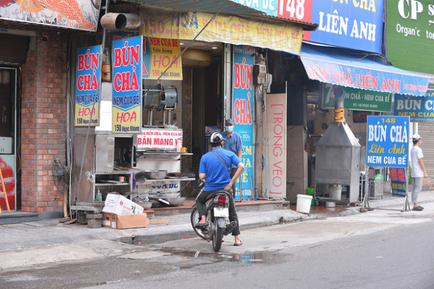 Hà Nội: Quán ăn, hiệu sách, cửa hàng sửa xe hầu như chưa mở cửa 4