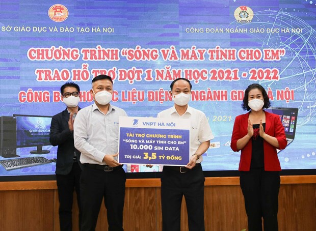   Ông Trần Mai - Phó Giám đốc Trung tâm Kinh doanh VNPT Hà Nội (người thứ 2, từ bên trái) trao 10.000 sim tài trợ cho đại diện Sở Giáo dục Đào tạo Hà Nội để gửi tới các em học sinh,  