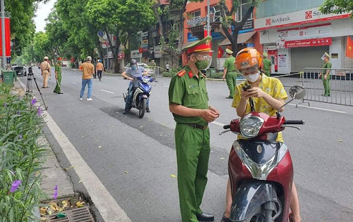   Từ ngày mai (21/6), Hà Nội không kiểm soát giấy đi đường. Ảnh minh họa  