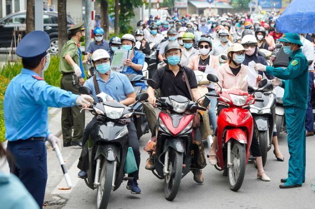   Người vào Hà Nội vì lý do công vụ, phòng chống dịch, phục vụ sản xuất phải thực hiện khai báo y tế và tuân thủ các biện pháp giám sát, cách ly y tế theo quy định của Thành phố. Ảnh minh họa  