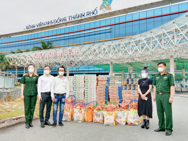   Hàng nghìn món quà dinh dưỡng được đại diện Nutifood trao tặng cho Bệnh viện Quân Y 175 và Bệnh viện Nhi đồng Thành phố  