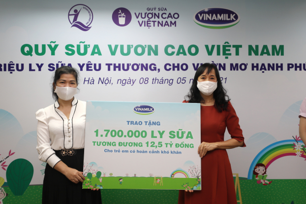   Trong năm 2020 và 2021, Vinamilk đã trao tặng tổng cộng 3,4 triệu ly sữa, tương đương 25 tỷ đồng thông qua Quỹ sữa Vươn cao Việt Nam  