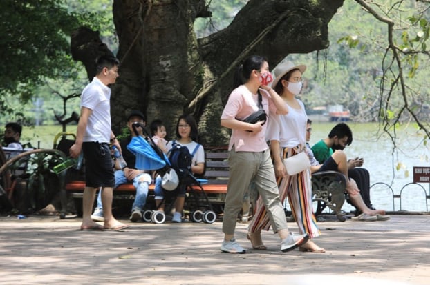   Công an Hà Nội xử phạt nhiều người không đeo khẩu trang nơi công cộng. Ảnh minh họa  
