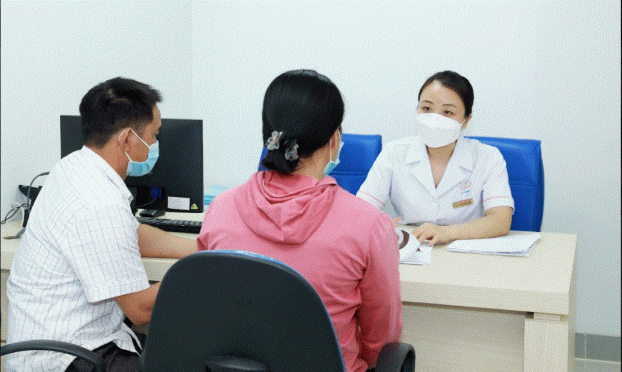   Ths.Bs. Lê Thị Thu Hiền - PGĐ chuyên môn BV Nam học và Hiếm muộn Hà Nội tư vấn cho gia đình hiếm muộn thực hiện 1 trong 10 ca IVF miễn phí năm 2021.  