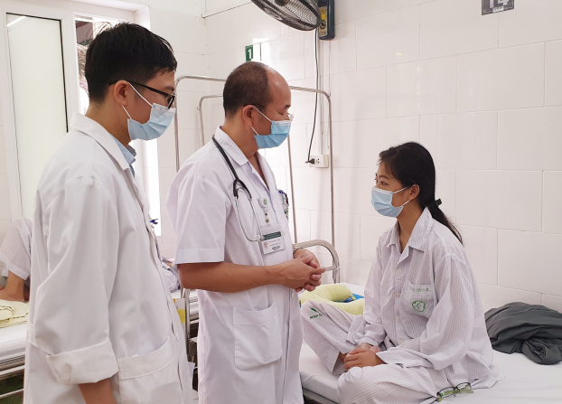   PGS.TS Đỗ Duy Cường (ở giữa) thăm khám cho bệnh nhân sốt xuất huyết tại Trung tâm  