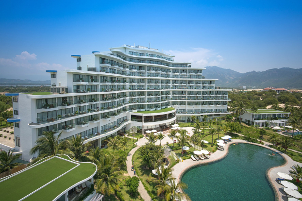   Cam Ranh Riviera, resort 5 sao đầu tiên của tập đoàn Crystal Bay tại Bãi Dài, được chọn làm “khách sạn xanh” phục vụ du khách đợt này.  