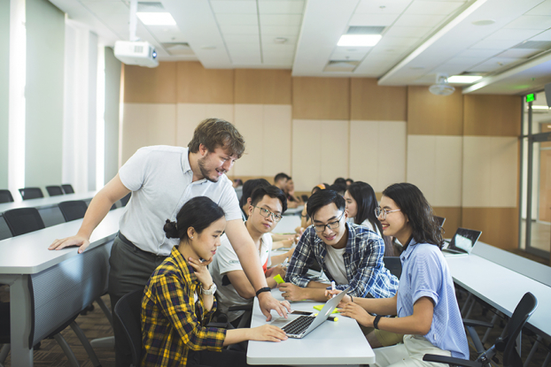   Tham gia cuộc thi VGCC, các đội thi sẽ được rèn luyện kỹ năng làm việc nhóm, nghiên cứu, tổng hợp và phân tích vấn đề và xa hơn nữa là tư duy giải quyết vấn đề và khả năng lãnh đạo.    