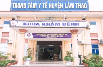   2 vợ chồng chăm con tại TTYT huyện Lâm Thao rồi phát hiện mắc COVID-19.  