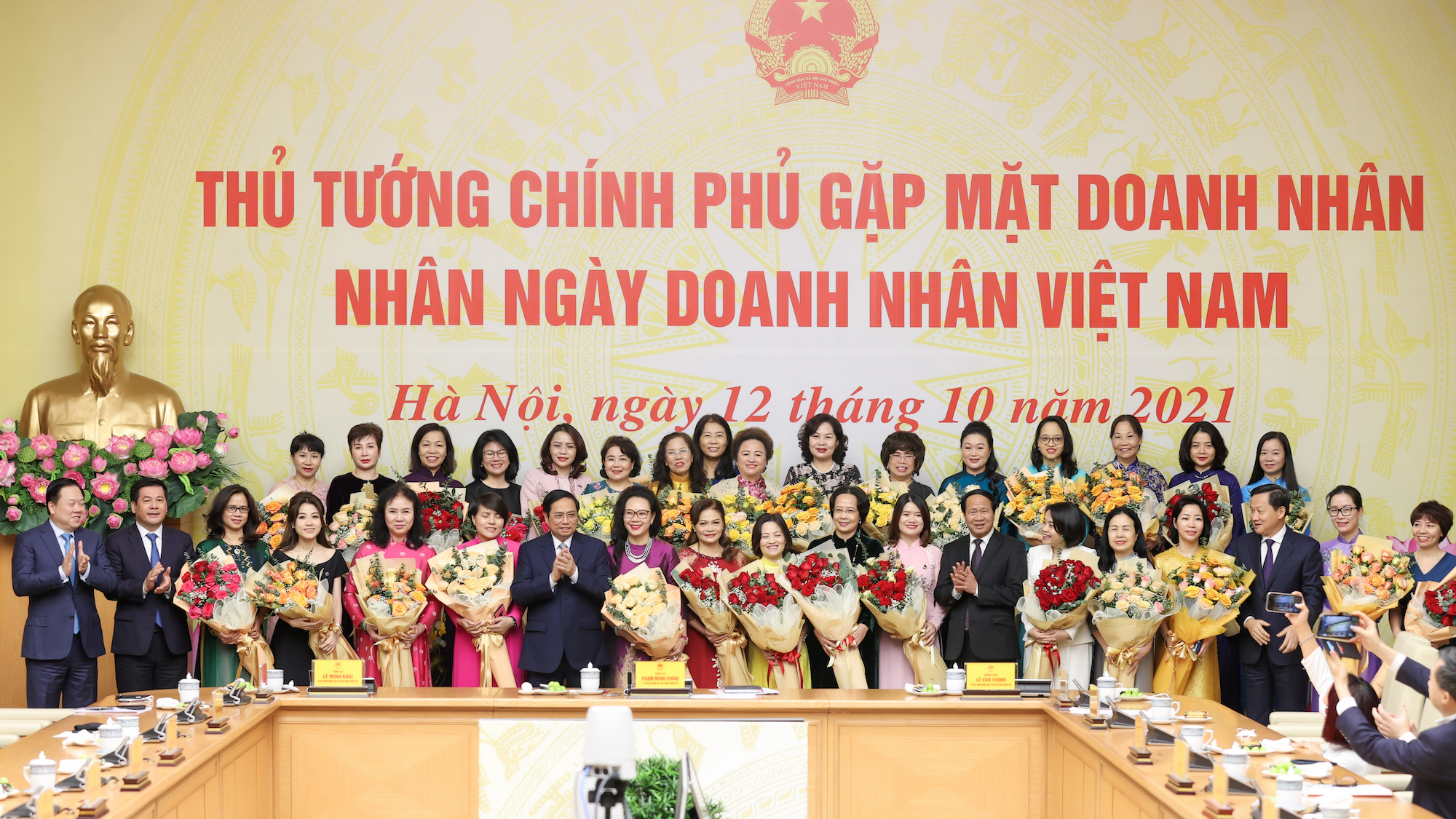   Thủ tướng Chính phủ Phạm Minh Chính gặp mặt đại diện giới doanh nhân nhân Ngày Doanh nhân Việt Nam 2021.  