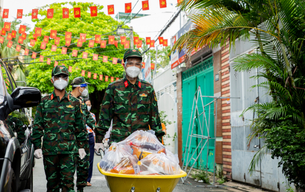   Bộ đội tham gia vận chuyển, tiếp tế thực phẩm cho người dân TP HCM. Ảnh: Thanh Việt  