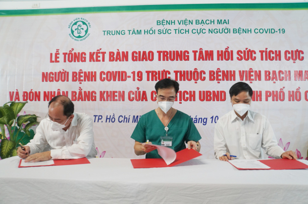   Đại diện Sở Y tế, Giám đốc BV Bạch Mai và Giám đốc BVND Gia Định đã ký đề án và biên bản bàn giao Trung tâm Hồi sức tích cực người bệnh COVID-19 cho BVND Gia Định  