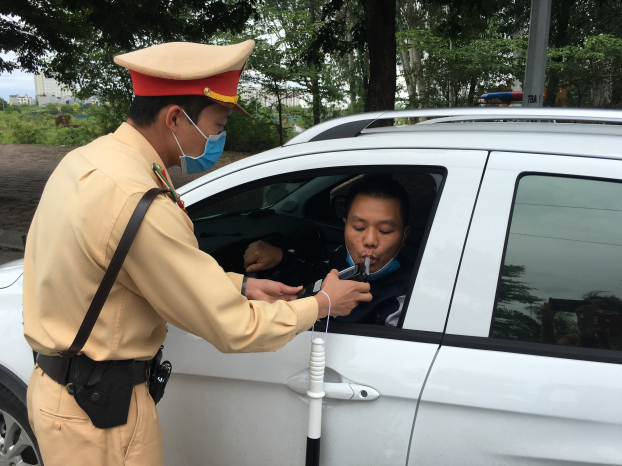 Cảnh sát giao thông Hà Nội ra quân kiểm tra nồng độ cồn 2