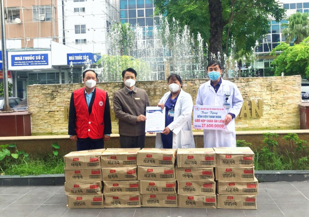 Trao tặng 1.800 phần quà cho bệnh nhân Covid-19 tại Hà Nội 1