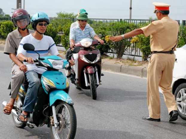   Đề xuất nâng mức xử phạt vi phạm về đội mũ bảo hiểm khi tham gia giao thông. Ảnh minh họa  
