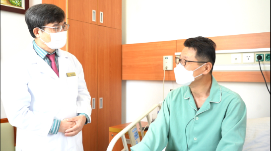   PGS. TS. BS. Phạm Đức Huấn thăm khám cho bệnh nhân Lee D. tại phòng bệnh sau phẫu thuật  