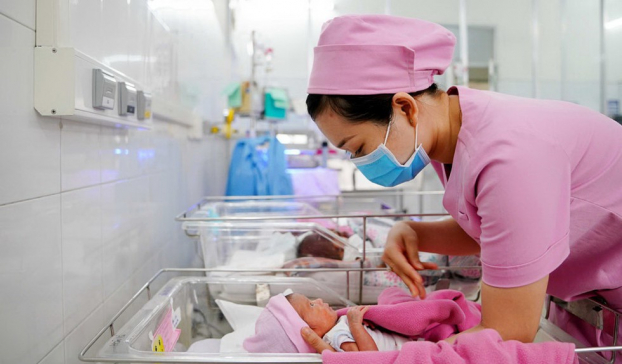   Phụ nữ TP.HCM, Đà Nẵng và 19 tỉnh có mức sinh thấp khi sinh con thứ hai được thưởng gần 10 triệu đồng.  