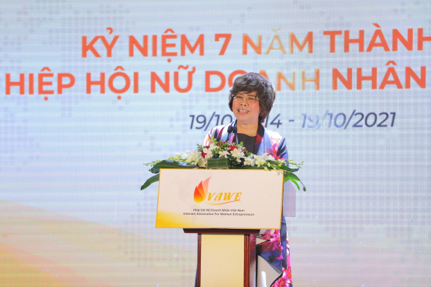   Bà Thái Hương chia sẻ tại tòa đàm “Đi qua mùa bão” do Hiệp hội Nữ doanh nhân Việt Nam (VAWE) tổ chức chiều 27/10.  