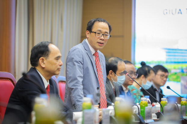   GS.TS Tạ Thành Văn đánh giá Trung tâm Nghiên cứu và ứng dụng Khoa học tế bào, sản phẩm sinh học phù hợp với định hướng lớn mà Đại học Y Hà Nội theo đuổi.  