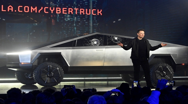   Mẫu xe bán tải chạy điện đầu tiên Cybertruck được Tesla ra mắt tại LA Auto Show 2019. Ảnh:  CNBC.  