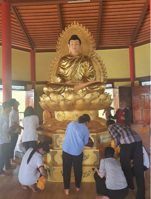 Thật hữu duyên, điêu khắc Trần Gia đã ra đời và trở thành cơ sở chuyên nghiệp, uy tín về tôn tạo, phát hành tượng Phật đẹp, đảm bảo đa dạng mẫu mã, kích thước, chất liệu theo yêu cầu của quý Sư Thầy, quý Phật tử.