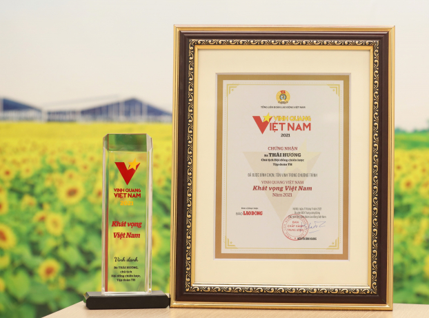   Cúp và chứng nhận của chương trình Vinh quang Việt Nam được trao tặng tới Anh hùng Lao động Thái Hương  