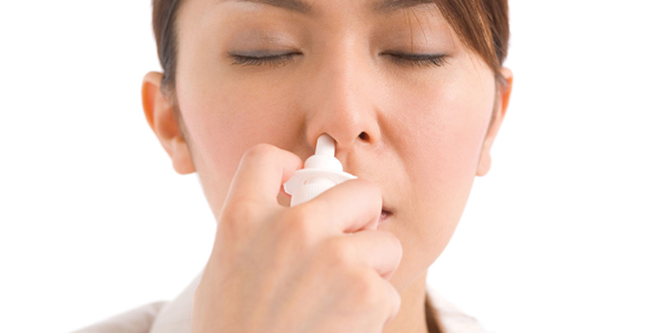   Xịt mũi đúng cách giúp phòng ngừa các bệnh đường hô hấp. Ảnh minh họa  